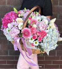 Цветочная композиция из Розы, Хризантемы, Пионы и Лизиантусы в корзине в Кувшиново