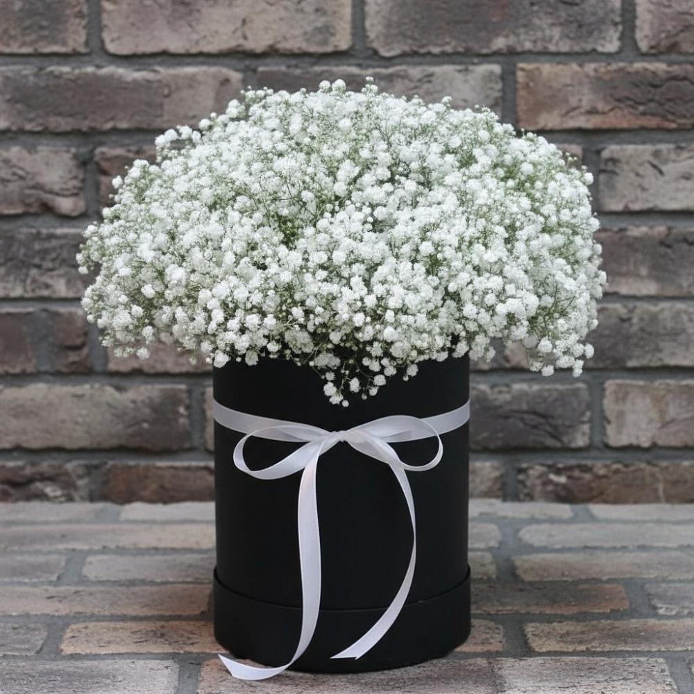 Цветочная композиция из Гипсофила в шляпной коробке в Кувшиново