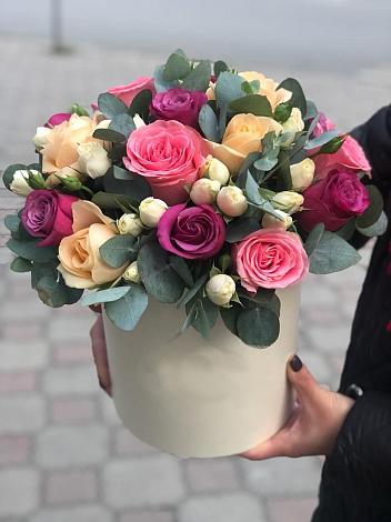 Цветочная композиция из Розы в шляпной коробке в Кувшиново