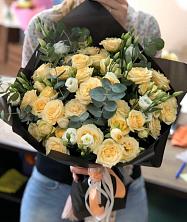 Букет птица счастья в Кувшиново Букет цветов из: Розы и Лизиантусы в Кувшиново