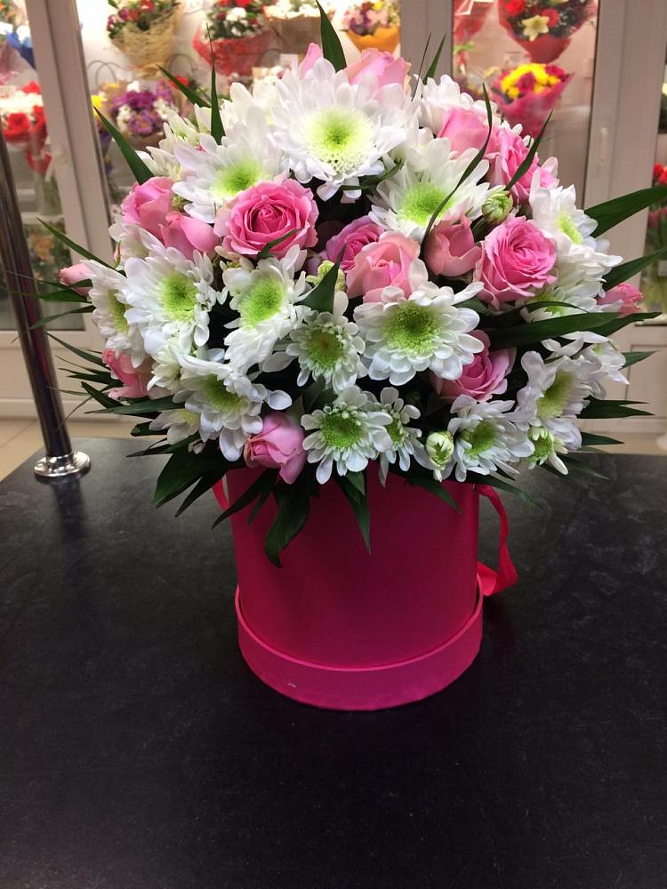 Цветочная композиция из Розы и Хризантемы в шляпной коробке в Кувшиново