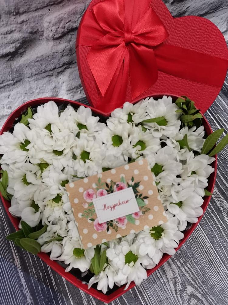 Цветочная композиция из Хризантемы в виде сердца в Кувшиново