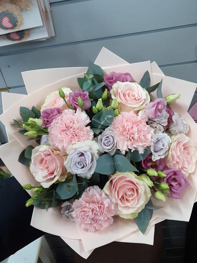 Букет цветов из: Розы, Гвоздики и Лизиантусы в Кувшиново