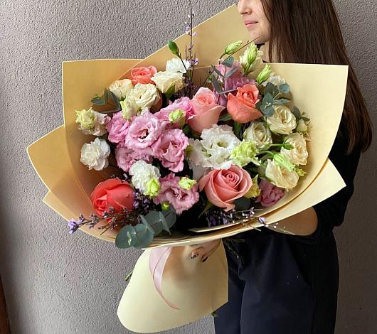 Букет цветов из: Розы, Лизиантусы и Гвоздики в Кувшиново